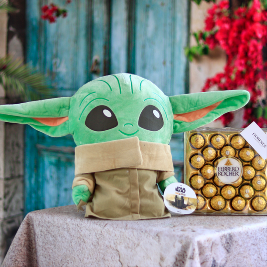 Baby Yoda with chocolates - Giftbaskets México