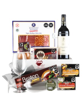 https://www.giftbasketsmexico.com/gifts/4026-home_default/deluxe-gourmet-gift-with-matarromera-wine-charcuterie-cheese-cookies-and-more.jpg